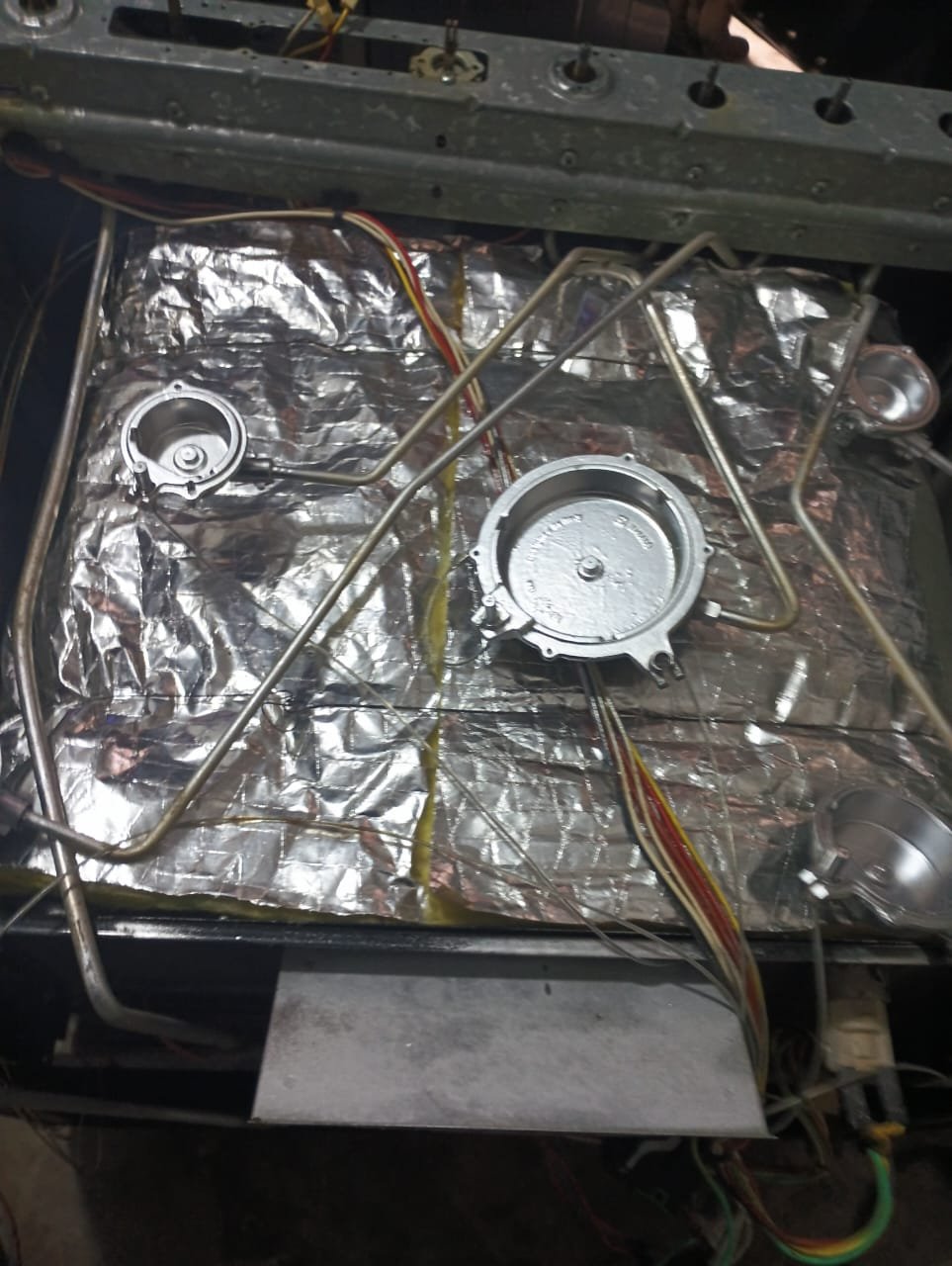 Cocina a gas desarmada durante la reparación